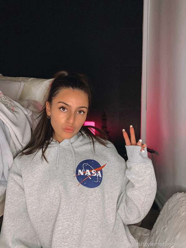 🌪GREY HOODIES🌪 NASA hoodie- I got this as a gift after my fr.. 4