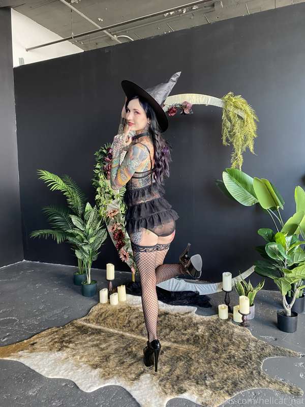 Behind the scenes from today’s witchy pin up shoot 🎃 do you .. 6