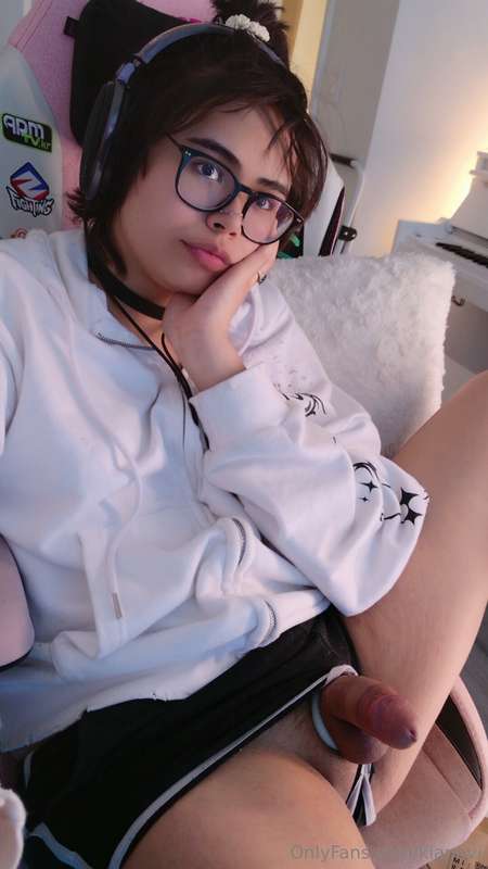 does anyone wanna sit in a discord call and talk about our l.. 27