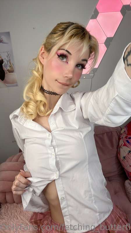 Don’t be shy… take a look under my skirt 👀 3