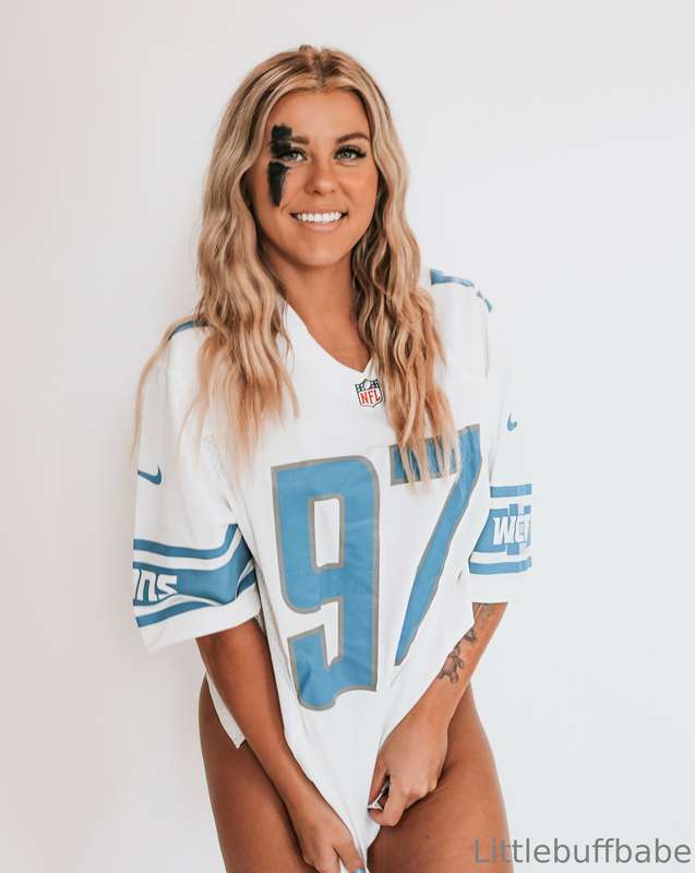 Who is interested in playing fantasy football with me this y..