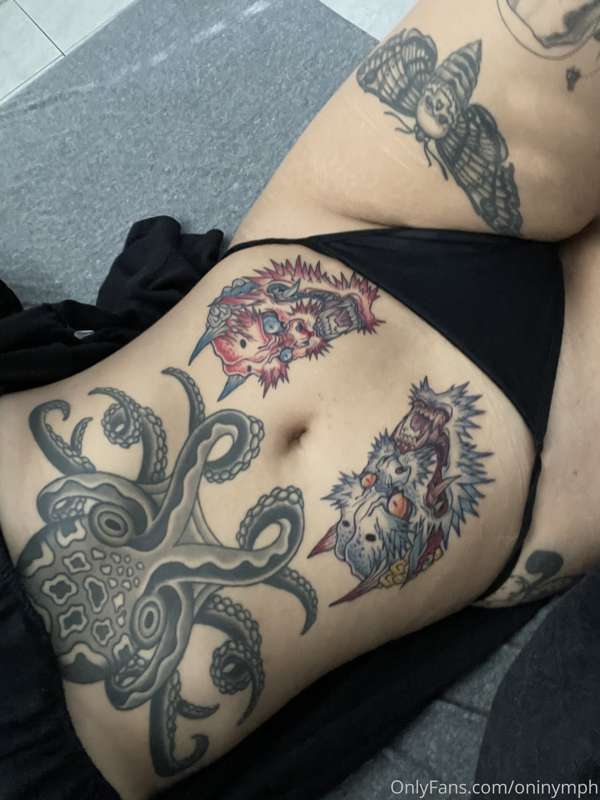 Responding to dms later bc my new stomach tattoo hurts sm 😭 3