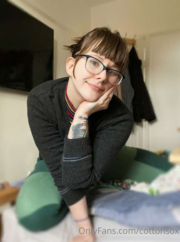 I bought the hogwarts jumper and now I’m just wearing it bec..