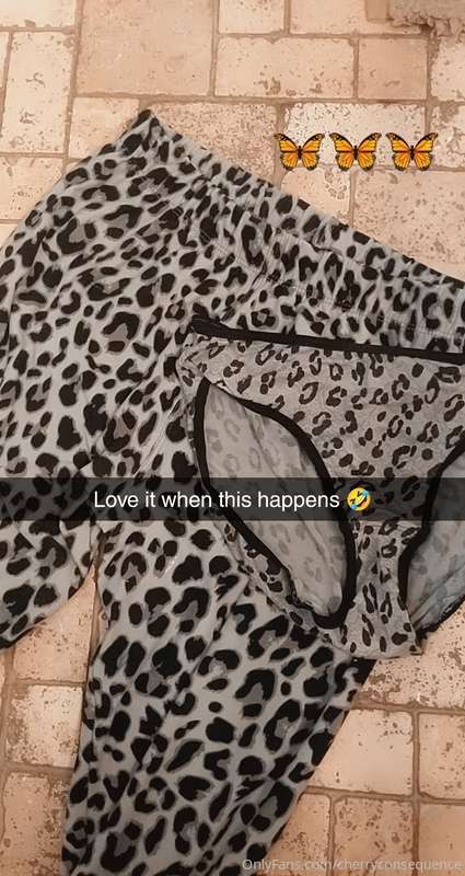 Matchy matchy! Fabulous Friday for some leopard print leggin..