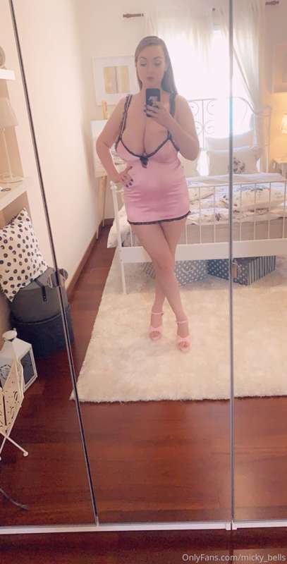 Pink mood!Happy Tuesday!Today im posting a new video here!😘😘..