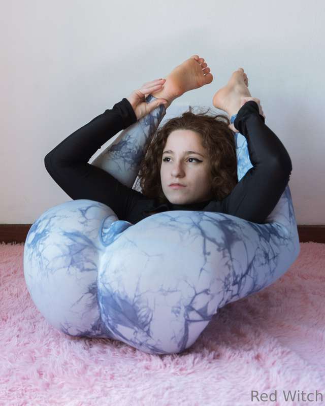 would you help me stretch? // me ayudarías a estirar? 6
