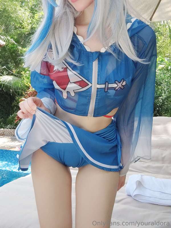 Do you like my swimsuit? 😋
This is my Gawr Gura cosplay ~ 2