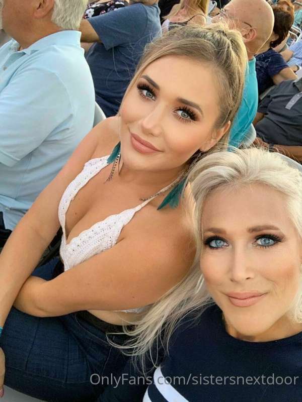 My favorite Mom and Daughter duo have a FREE page!! 🤤 @moman..