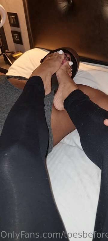 Some foot smothering from @caramel.toess 😊 6
