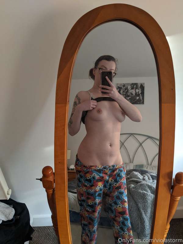 Hows everyone doing? I'm gonna get naked and take pics 😈