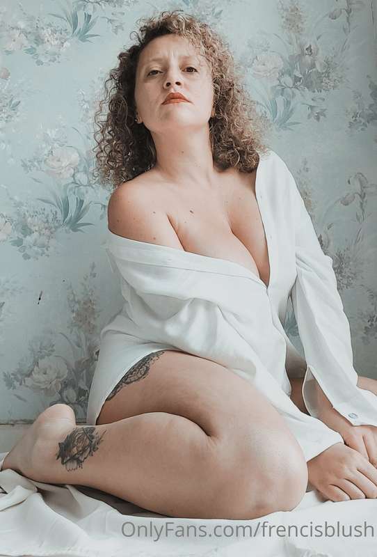 I know you want to touch me... I know you want me... here I ..
