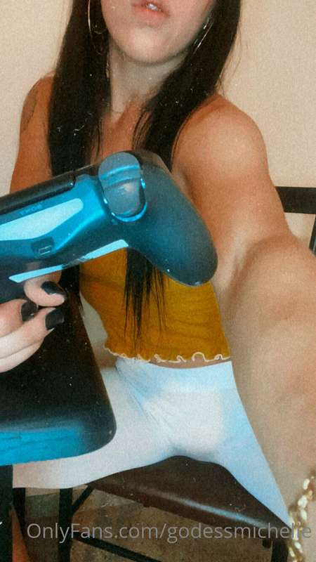 𝚀𝚞𝚒𝚎𝚗 𝚓𝚞𝚎𝚐𝚊 𝚌𝚘𝚗𝚖𝚒𝚐𝚘, hoy no tengo panty ? 🎮🥵💦 3