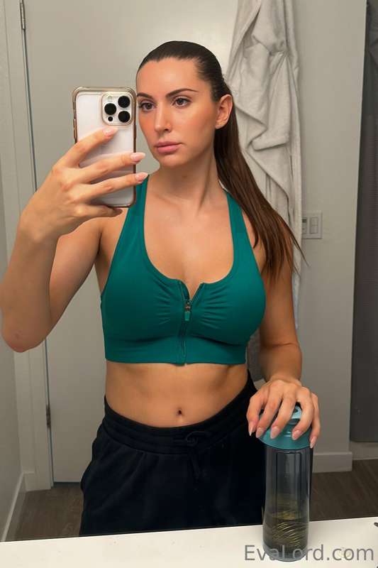 ***Post-gym Mommy Dirty Talk*** 😈
**Unlock and hear me dirty..