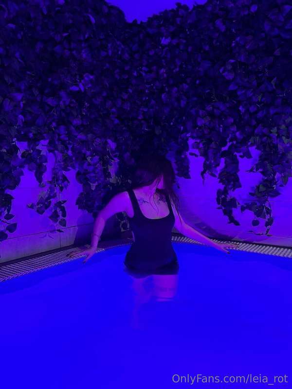 I love night swimming, very romantic😋