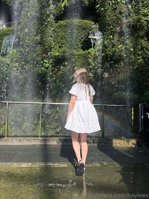 Do you guys like to see some of my travel pictures too? 😘 8