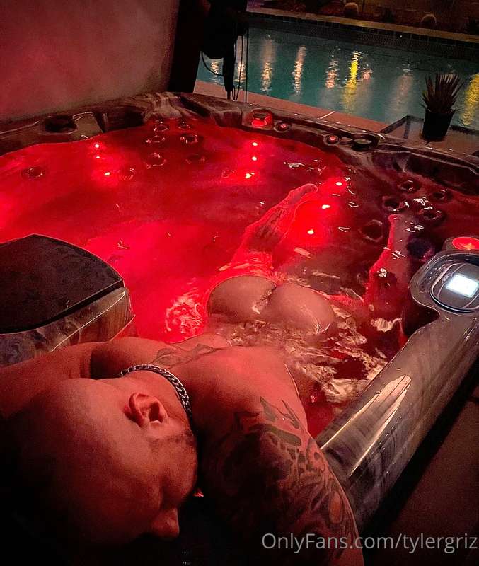 Summer nights in the hot tub….. 🍑😈