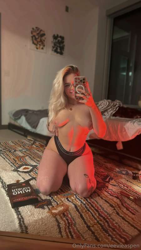 we interupt this intense reading sesh for a sexy nude😉