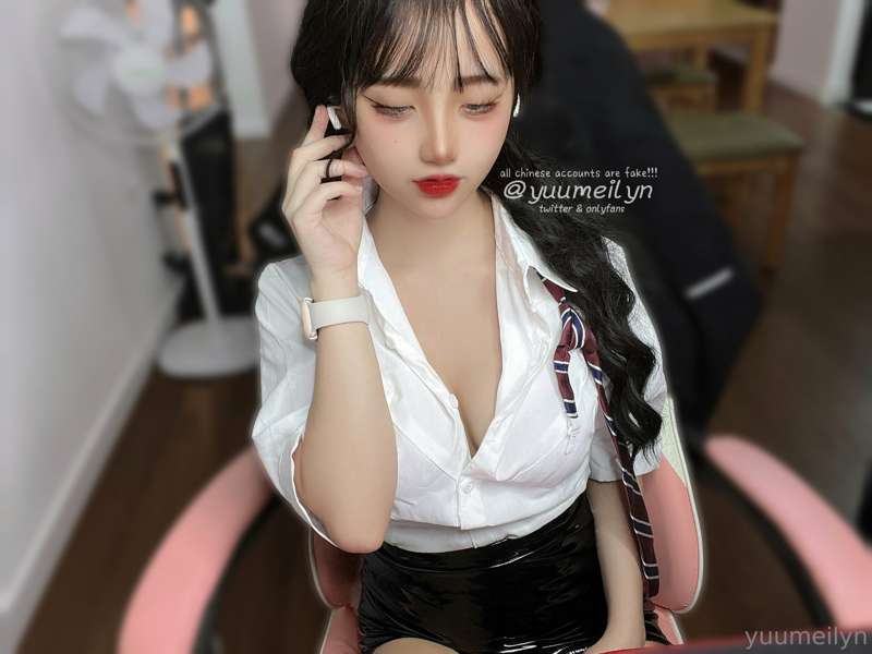 but I'm answering the phone!!! What, you can't wait anymore😣.. 4