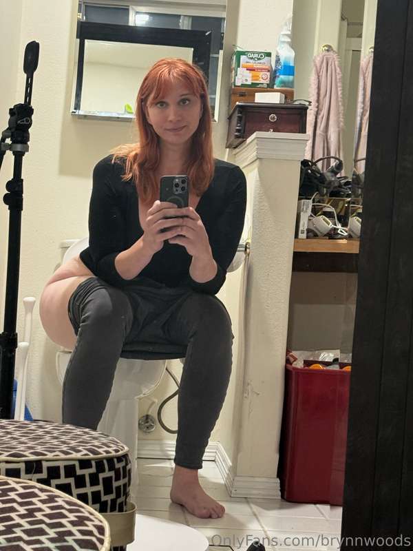Only the classiest of women post toilet selfies . 1