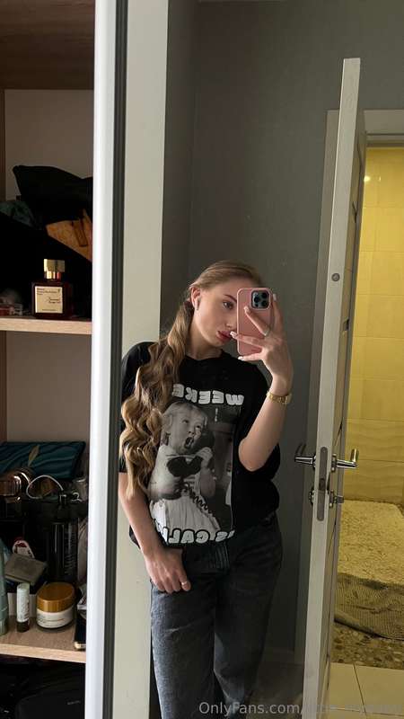 Ready to go out and already in style! 💁‍♀️👗 Checked everythi..