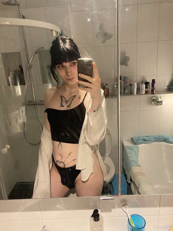 Hi everyone! 🖤

I took some dumb pics in my bathroom last sa.. 3
