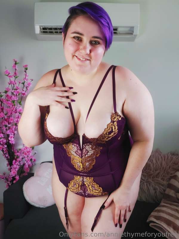 Giving you a pretty target to cum on 💦