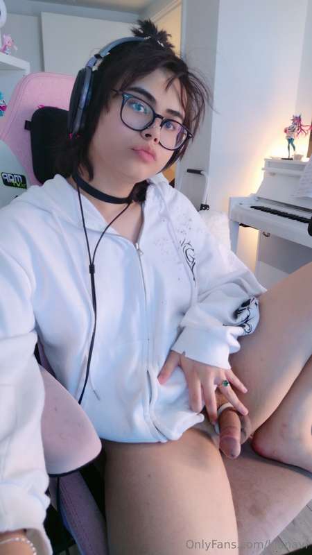 does anyone wanna sit in a discord call and talk about our l.. 24