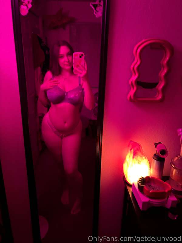 did you miss me? 😏 ft my new sexy pink light and mirror that.. 3