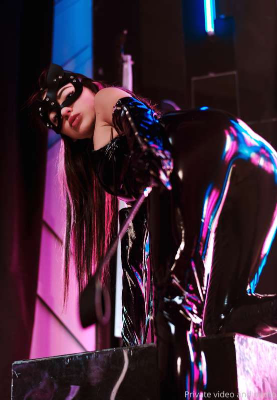 💥Hey boy , look at your nasty  Cat Latex Misstress💥
you is m.. 4