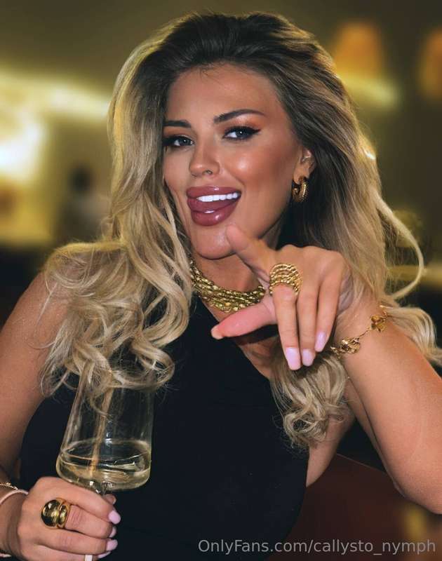 Cheers to you, my stunning blonde beauty @emmilee.xx ! 🥂💛 Ma..
