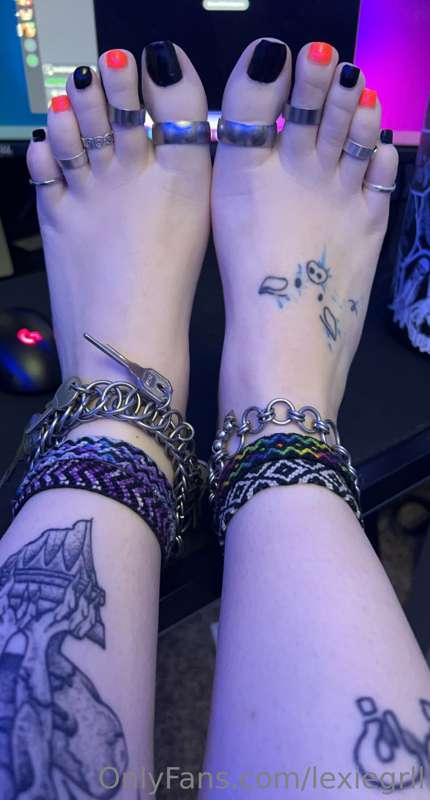 Do you like the way I painted my toes? 1