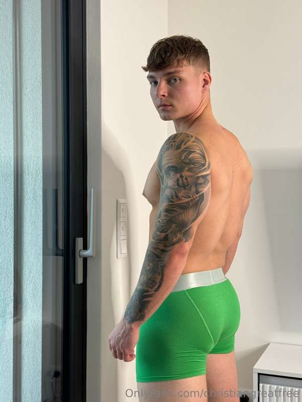Serving cheeky views you can’t resist 🍑🔥