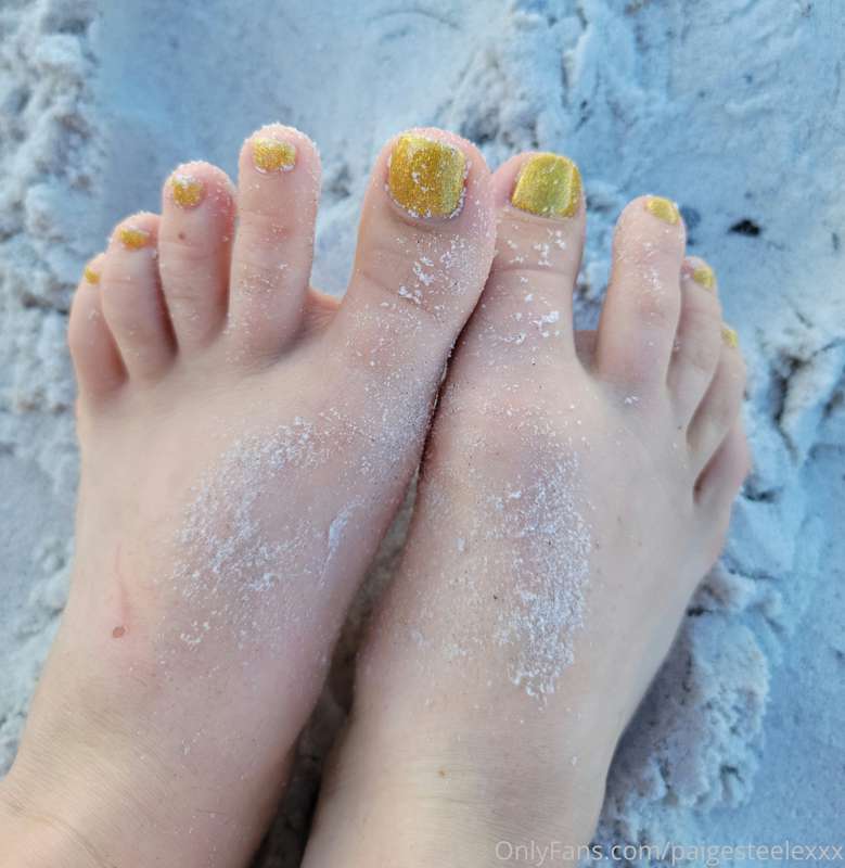 I got sandy feet pics for my foot pervs! 🤪 1