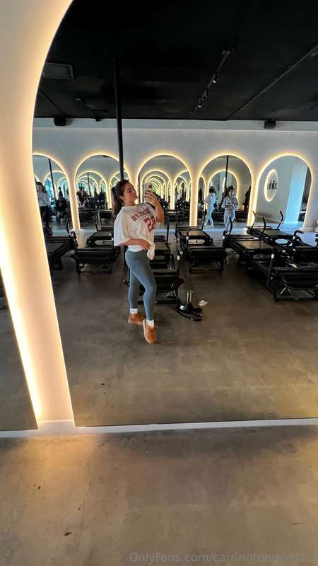  Not letting the holidays get in the way of my hot pilates s.. 3