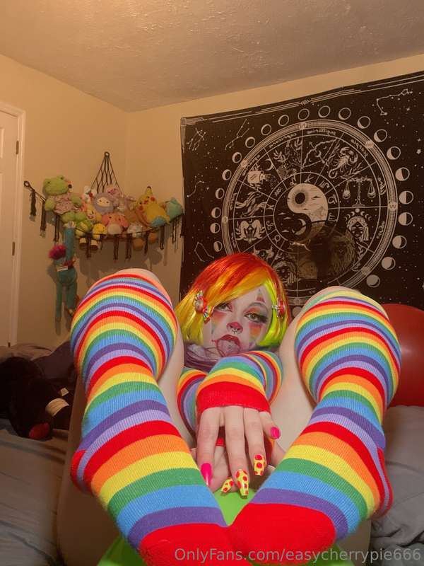Clown footjob? 🤭