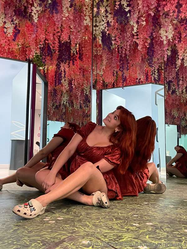 How about a date under the flowers? 🤭