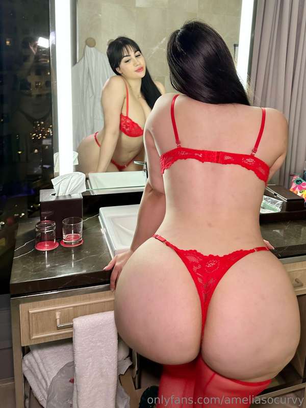 Mirror mirror on the wall, who’s the thickest Persian of the.. 2