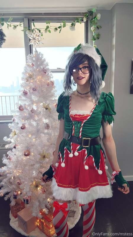 I wish I was a present looking up at your tree ;3 🎄 happy ho..