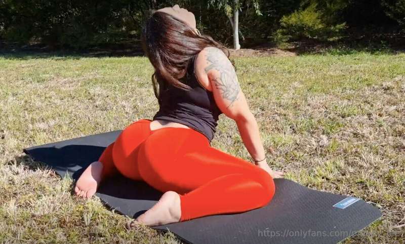 🧘🏻‍♀️ Today we got a little bendy in the yoga session...What..