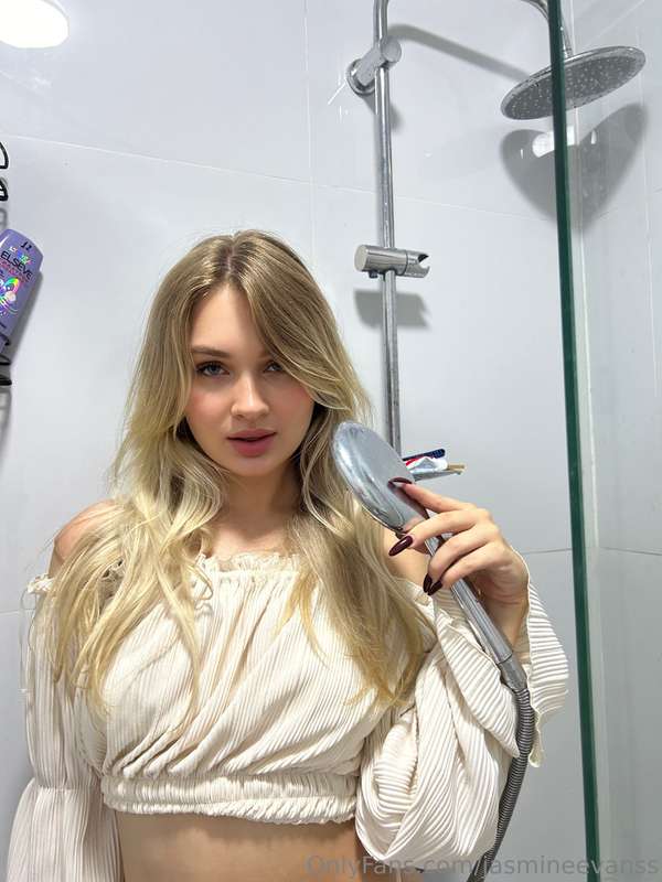 I'm a hot slut and kinky beyond my years 🤗I'm exactly the bi..