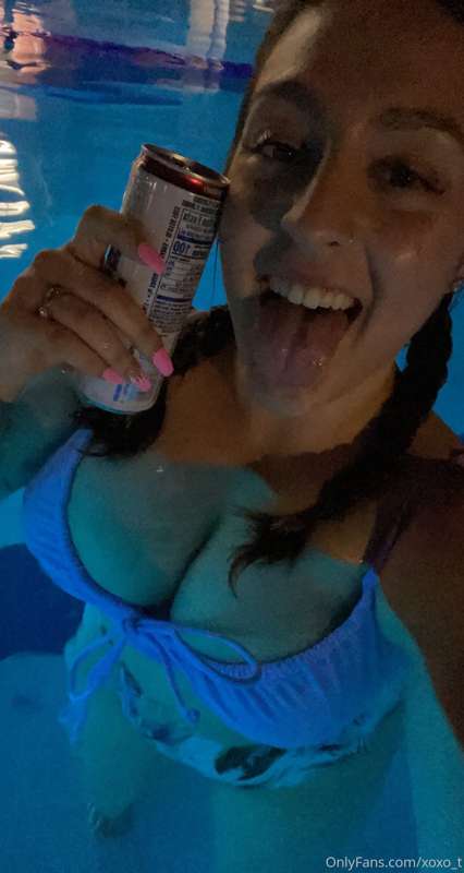 What would you do if you saw this cute brunette in the hot t..