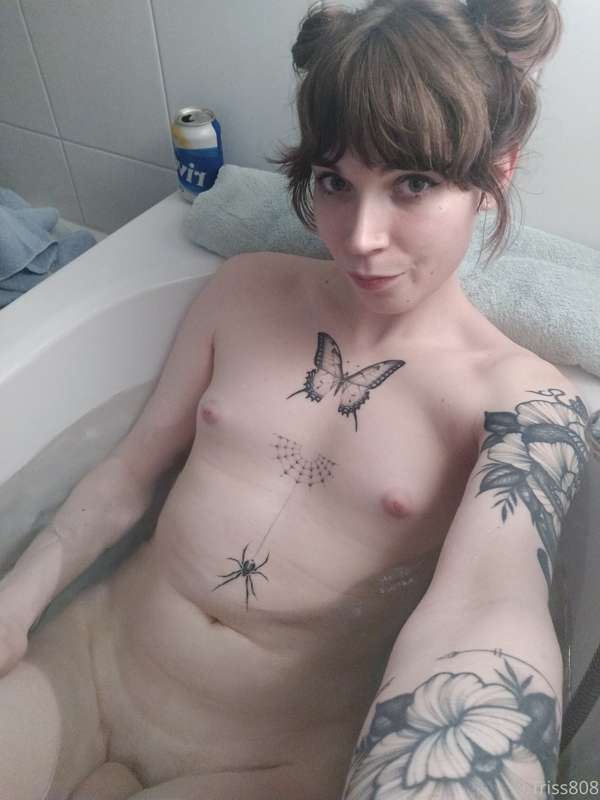 Forgot I had more bathroom pics! So here's a part two :3 

E.. 6