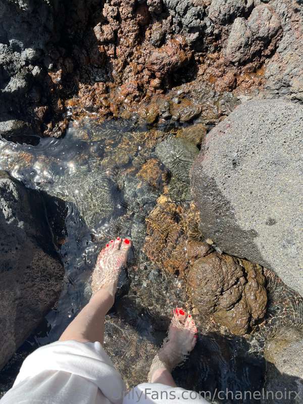 Some feet pics for you feet lovers 😏 3