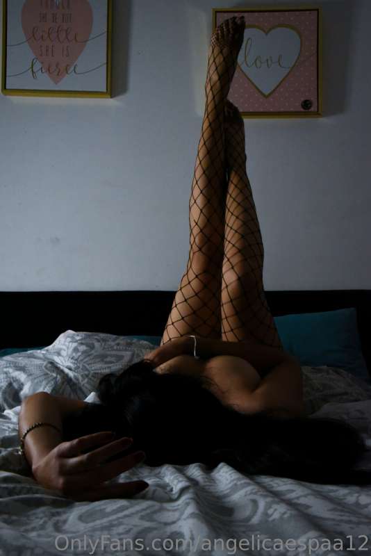 Cada foto tiene un poco menos de ropa, otras un poco más, no..