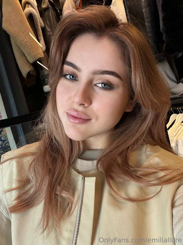 trying something new 😘 do i look cute?