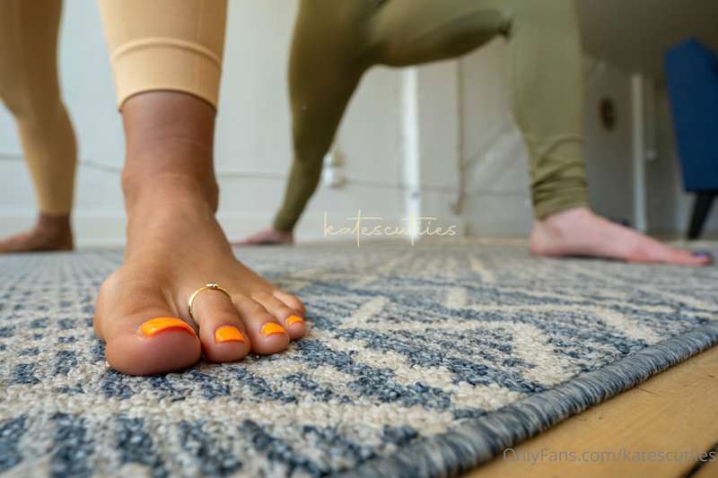 Yoga with TaurusTastyToes pt 1😘 4