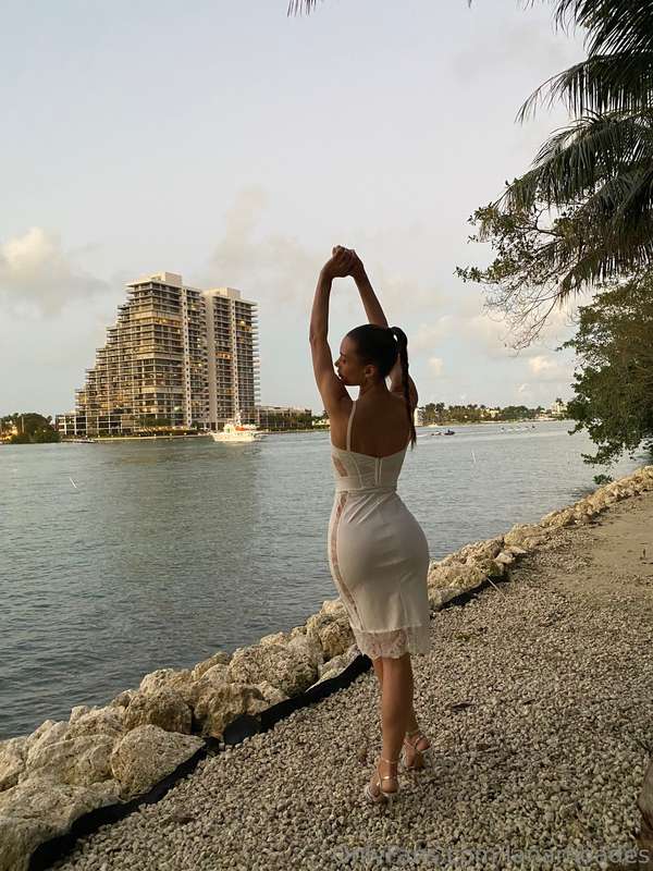 water front views + curves that seduce 🙈🤍
