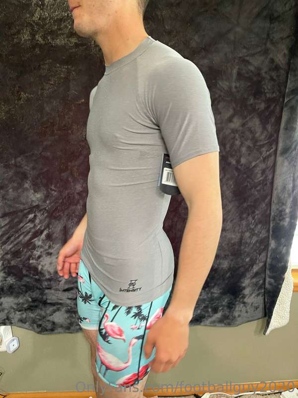 Does this tight shirt look good on me? 8