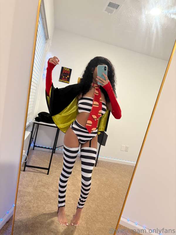 a random burger costume.. 😭🍔 4