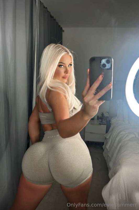 OMG have you seen the body on @naomisteele ? 🔥 go check the ..
